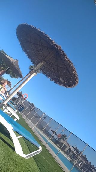Relaks przy basenie w hotelu
