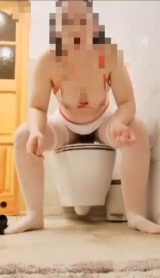 Pod nieobecność męża żonka musi zaspokoić cipkę